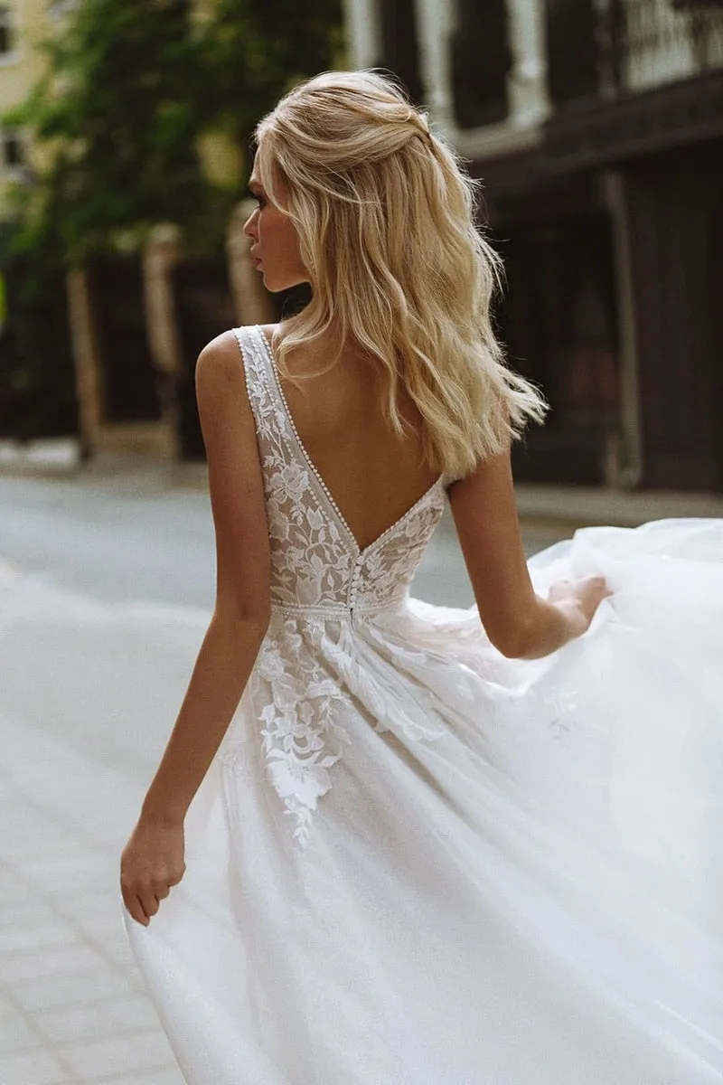 Boho V-Neck Appliques Lace A-Line Tulle Wedding Gown